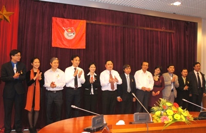 Đ/c Nguyễn Hải Đường- Phó Bí thư Đảng ủy Khối các cơ quan Trung ương (giữa) tặng Kỷ niệm chương cho lãnh đạo các ban, đơn vị Đảng ủy Khối và cán bộ Đoàn chủ chốt